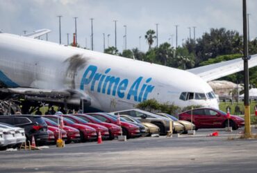 Acidente fatal com avião da Amazon provoca atrasos em centenas de voos em Miami