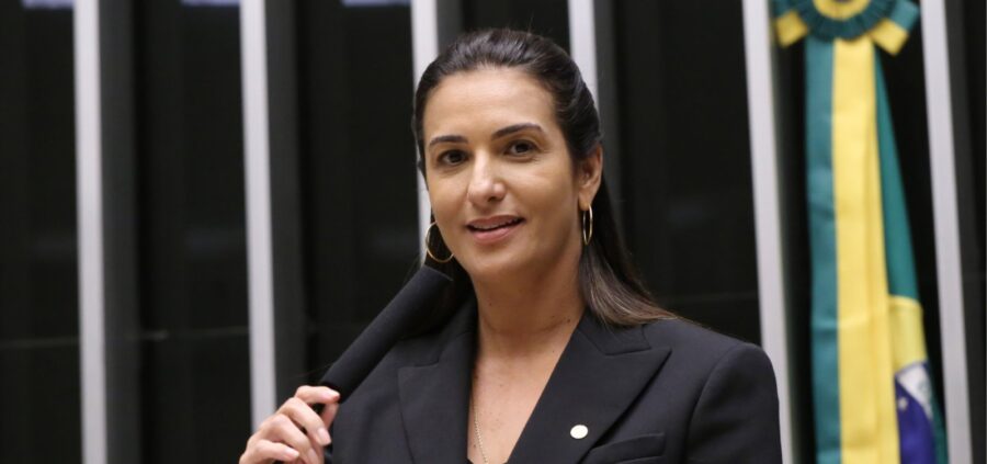 Após infarto, Roberta Roma é submetida a novo cateterismo; deputada está estável