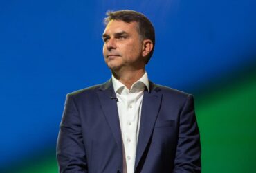 Após visita a Filipe Martins, Flávio Bolsonaro chama Moraes de 