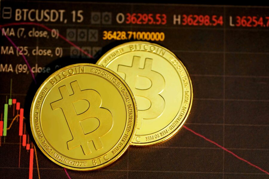 Bitcoin dispara, volta a US$ 86 mil e renova máxima de oito meses