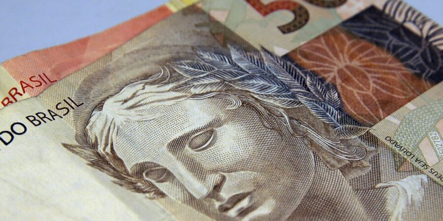 Brasileiros retiram R$ 10,5 bilhões da poupança em agosto
