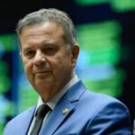 Campanha de Flávio acusa Dino de usurpar competência do TSE