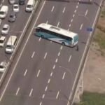 Criminosos sequestram ônibus escolares e bloqueiam Linha Vermelha no RJ
