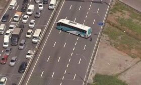 Criminosos sequestram ônibus escolares e bloqueiam Linha Vermelha no RJ