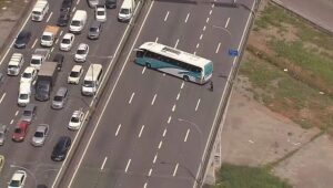 Criminosos sequestram ônibus escolares e bloqueiam Linha Vermelha no RJ