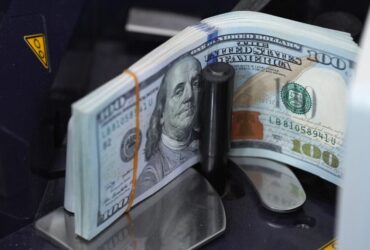 Dólar à vista recua após dados de inflação no Brasil e nos EUA