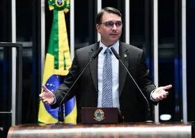 Fake news sobre Flávio Bolsonaro atinge quase 1 milhão de postagens