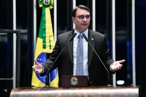 Fake news sobre Flávio Bolsonaro atinge quase 1 milhão de postagens