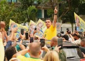 Flávio compara fake news sobre Nossa Senhora Aparecida a facada em Bolsonaro