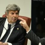Fux ironiza Dino, relembra inquéritos e diz que STF não pode ‘decidir por veicular fake news’