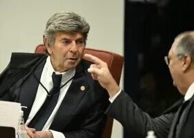 Fux ironiza Dino, relembra inquéritos e diz que STF não pode ‘decidir por veicular fake news’