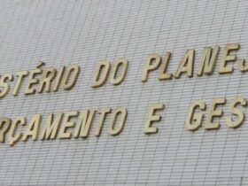 Governo inclui reajuste do Bolsa Família no Orçamento e faz projeção de alta no déficit primário