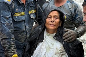 Idosa é encontrada viva depois de passar 10 dias soterrada no Nepal