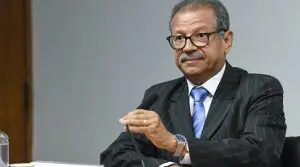 Justiça proíbe Sebastião Coelho de impulsionar vídeo com críticas a Michelle e Bia Kicis