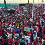 Lula desembarca em Salvador para ato de campanha e reúne multidão no Farol da Barra