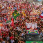 Lula reúne multidão no Farol da Barra em ato de campanha