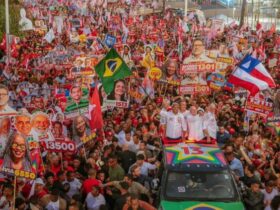 Lula reúne multidão no Farol da Barra em ato de campanha