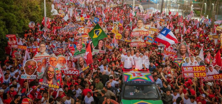 Lula reúne multidão no Farol da Barra em ato de campanha