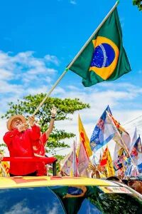 Lula tem a máquina, mas não sai do lugar nas pesquisas