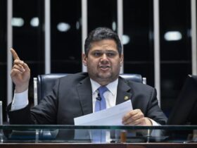 Mensagens encontradas pela PF indicam proximidade entre Alcolumbre e Vorcaro, diz revista