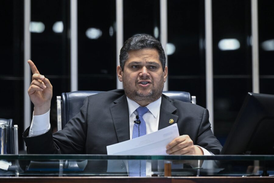 Mensagens encontradas pela PF indicam proximidade entre Alcolumbre e Vorcaro, diz revista