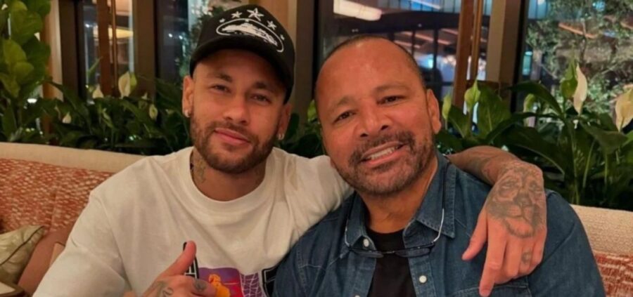 Mensagens mostram Flávio Bolsonaro e pai de Neymar cobrando Vorcaro por negócios