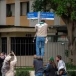Militante cobre placa de rua em São Paulo com frase pró-Palestina