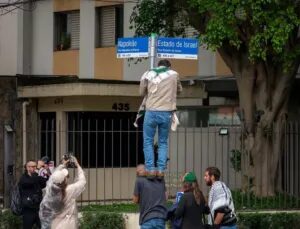 Militante cobre placa de rua em São Paulo com frase pró-Palestina