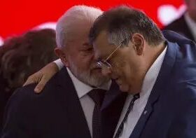 Ministros do TSE falam em ‘interferência indevida’ depois de Dino restabelecer post sobre Flávio e Nossa Senhora