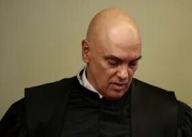 Moraes entrega defesa de 44 páginas, ataca Mendonça e comete erros de português