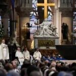 Multidão recebe papa Leão XIV nos Campos Elísios para missa em Paris