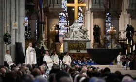 Multidão recebe papa Leão XIV nos Campos Elísios para missa em Paris
