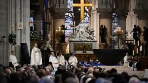 Multidão recebe papa Leão XIV nos Campos Elísios para missa em Paris