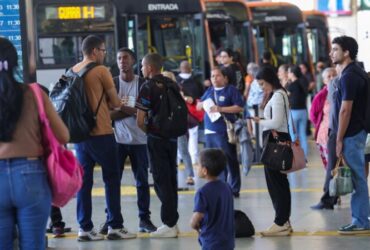 Setor de serviços fica estável em julho e sobe 2,4% em 12 meses
