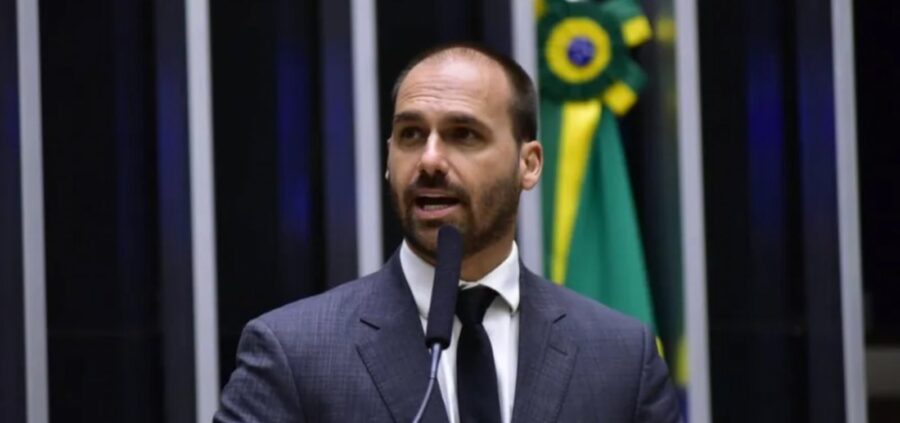 STF rejeita recurso e mantém condenação de Eduardo Bolsonaro por coação em processo sobre trama golpista
