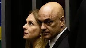 Vídeo mostra Moraes e mulher desembarcando de jatinho ligado a Vorcaro