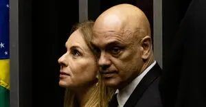 Vídeo mostra Moraes e mulher desembarcando de jatinho ligado a Vorcaro
