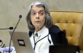 Cármen Lúcia vota em colégio de Belo Horizonte