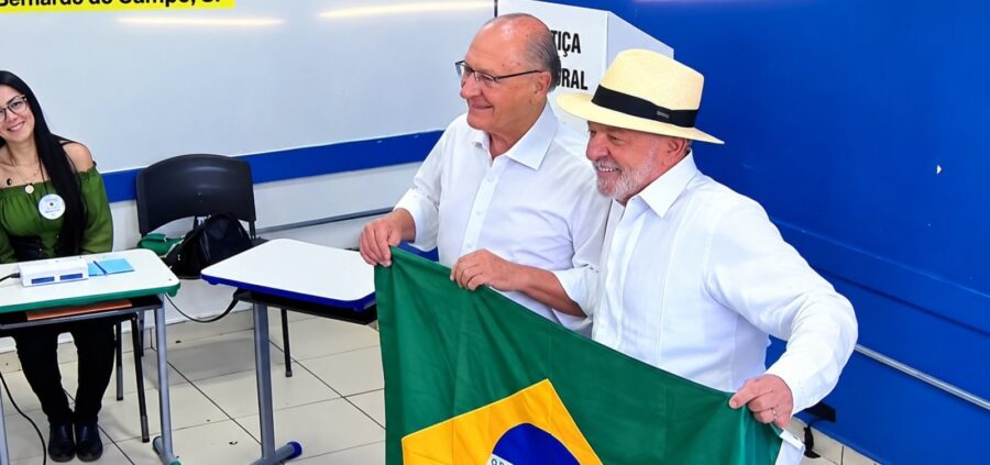 Democracia ou barbárie, diz Lula ao votar no primeiro turno das eleições