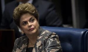 Dilma é vaiada enquanto espera para votar em Belo Horizonte