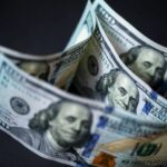 Dólar à vista recua e encerra abaixo de R$ 5,00 pela 1ª vez desde maio