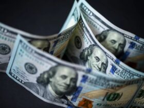 Dólar à vista recua e encerra abaixo de R$ 5,00 pela 1ª vez desde maio