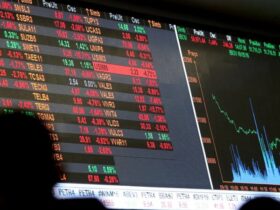 Dólar cai a R$ 5, e bolsa sobe quase 8% após primeiro turno