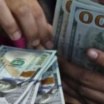 Dólar fecha abaixo de R$ 5 pela primeira vez desde maio
