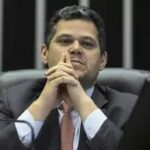 Em meio ao 2º turno, Alcolumbre liga para senadores e articula fim da escala 6×1