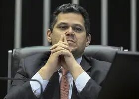 Em meio ao 2º turno, Alcolumbre liga para senadores e articula fim da escala 6×1