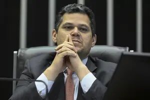 Em meio ao 2º turno, Alcolumbre liga para senadores e articula fim da escala 6×1