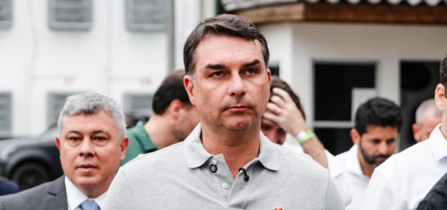 Emendas de Flávio Bolsonaro pagaram empresas investigadas e entidade considerada inexistente