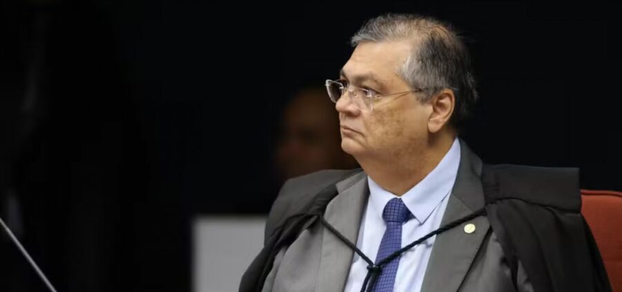 Fachin rejeita pedido de Flávio Bolsonaro para afastar Dino de processos no STF