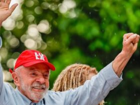 Fila se forma para acompanhar votação de Lula no 1º turno